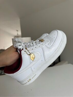 NIKE AIR FORCE 1 WHITE / BURGUNDY / GOLD